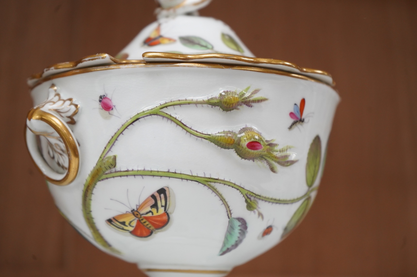 A Chamberlains Worcester Blind Earl pattern sauce tureen and cover, early 19th century, 18cm high